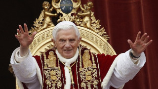Забраняват самолета на папата