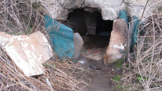 Клошари превърнали бомбоубежище в дом
