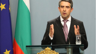 Плевнелиев излиза на площада