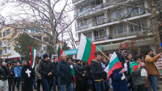 Бос монах води колоната на гнева