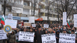 Свалят червен фен от трибуната