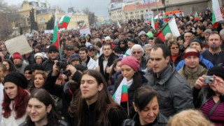 Младежи протестират с маски за грип