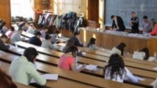 Студентите на протест срещу високите такси