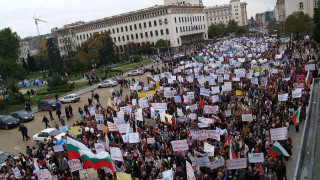 БиБиСи: Протестите изпратиха българските политици на улицата