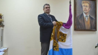 Радомир шие свое Самарско знаме   