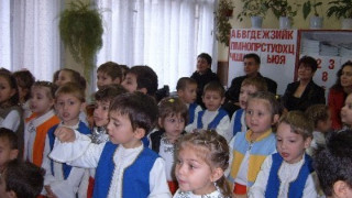 Хлапета учат за Коледа и Байряма