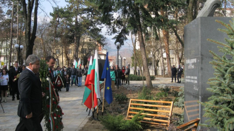 Откриха паметник на Яворов в Гоце Делчев | StandartNews.com