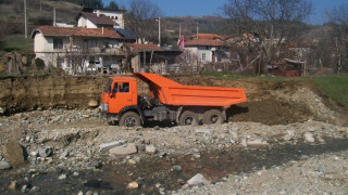 Спасяват село от опасна река