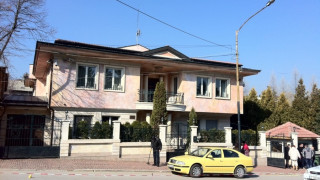 Отвлeкли Лара, за да сплашат Брендо