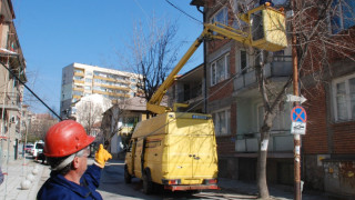 Баба цели полицай с камък заради резнат кабел   