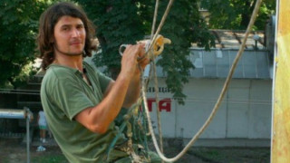 Вдигат паметник с камък на Пламен