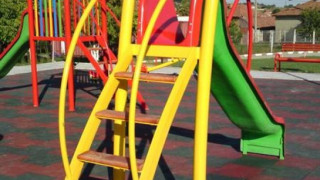 Ученици подариха пързалка на Дневен център