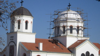 Кубетата на храма в Тервел грейват в златно