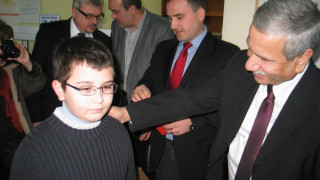 Посланик раздава детски очила