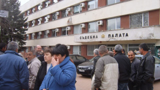 Металурзи обсадиха съда