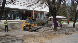 Сменят тротоари под липите