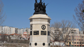 Ученици „осиновяват“ военните паметници   