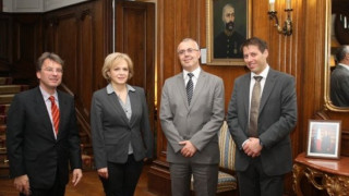 Жена поема МВР