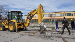 Настаняват 12 сираци в нов дом