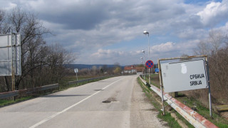 Заловиха бежанци и трафикант на границата