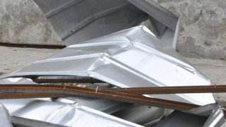 Баба краде дърво в бурята