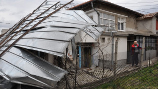 Ламаринен покрив се стовари върху сграда