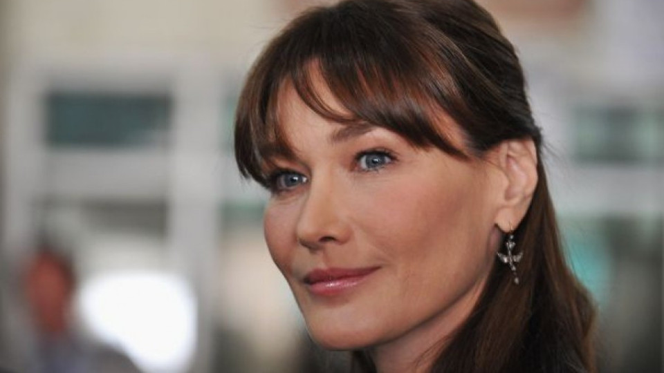 Карла Бруни атакува Оланд с песен | StandartNews.com