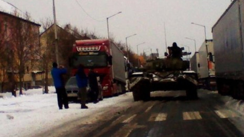 Танкове вадят наши от снежния капан в Унгария | StandartNews.com