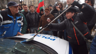Бунтари плениха полицейска кола