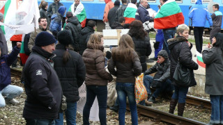 Протестиращи погребаха партийните лидери