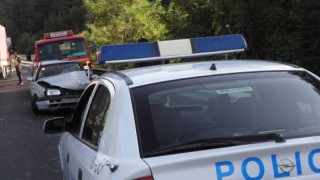 Рейс с волейболисти се удари в кола 