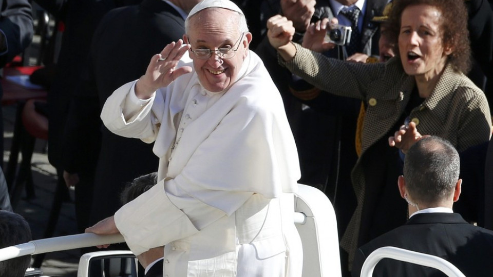 Папата смени златния пръстен със сребърен  | StandartNews.com