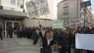 Роми понесоха кмета на Лом на ръце