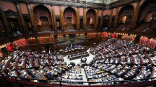 Свиват с 30% заплатите в италианския парламент