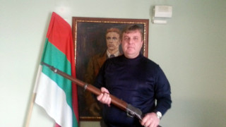 Подариха пушка на Каракачанов