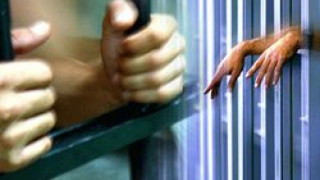 Затворник държа 10 часа надзирателка за заложник
