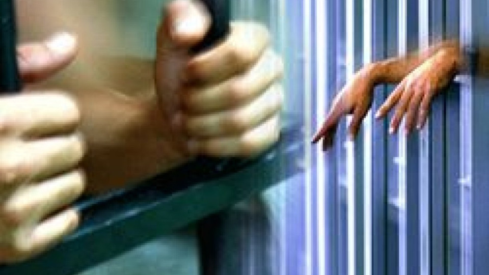 Затворник държа 10 часа надзирателка за заложник | StandartNews.com
