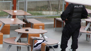 Гладен крадец разби стена за храна