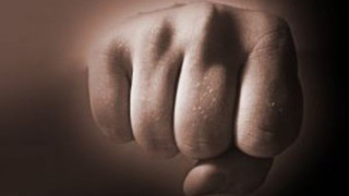 Държаха под ключ и биха мъж в Бургас