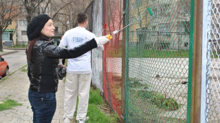 Младежи  от ГЕРБ наливат бетон в спортна площадка