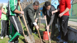Кметът на Димитровград хвана правата лопата