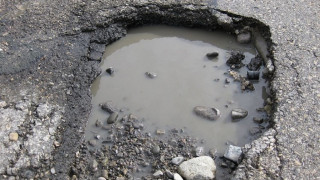 Зевзеци поставиха надгробни кръстове в дупки по пътя