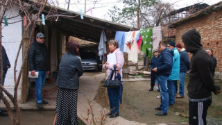 Кмет праща общинари да броят рискови съграждани