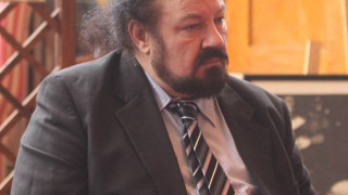 Оперен гаф в червените листи