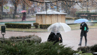 Опасно време в 8 области в неделя