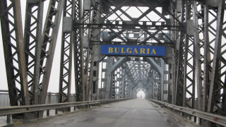Спряха движението по Дунав мост за камиони