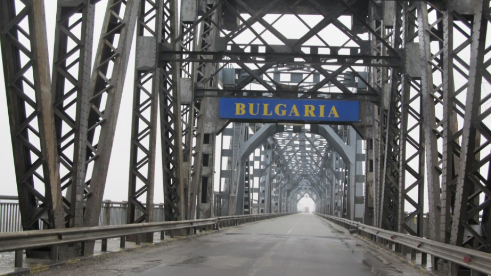 Спряха движението по Дунав мост за камиони | StandartNews.com