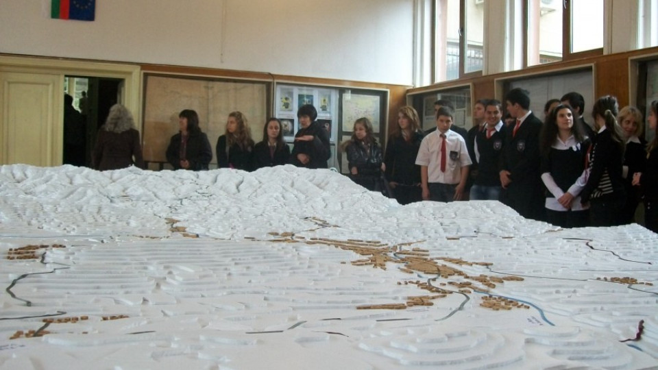 Ученици построиха макет на тунела под Шипка | StandartNews.com