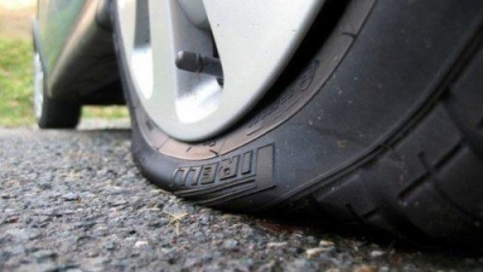 Шофьори пукат гуми във фатална дупка | StandartNews.com