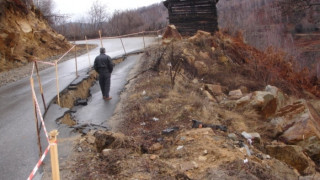 Свлачище руши път към три села в община Сатовча